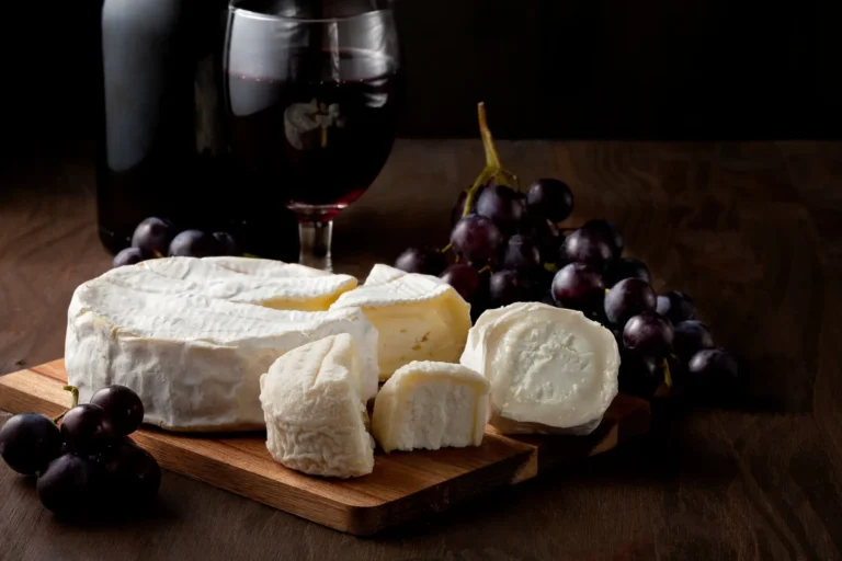 Vino con quesos y frutas